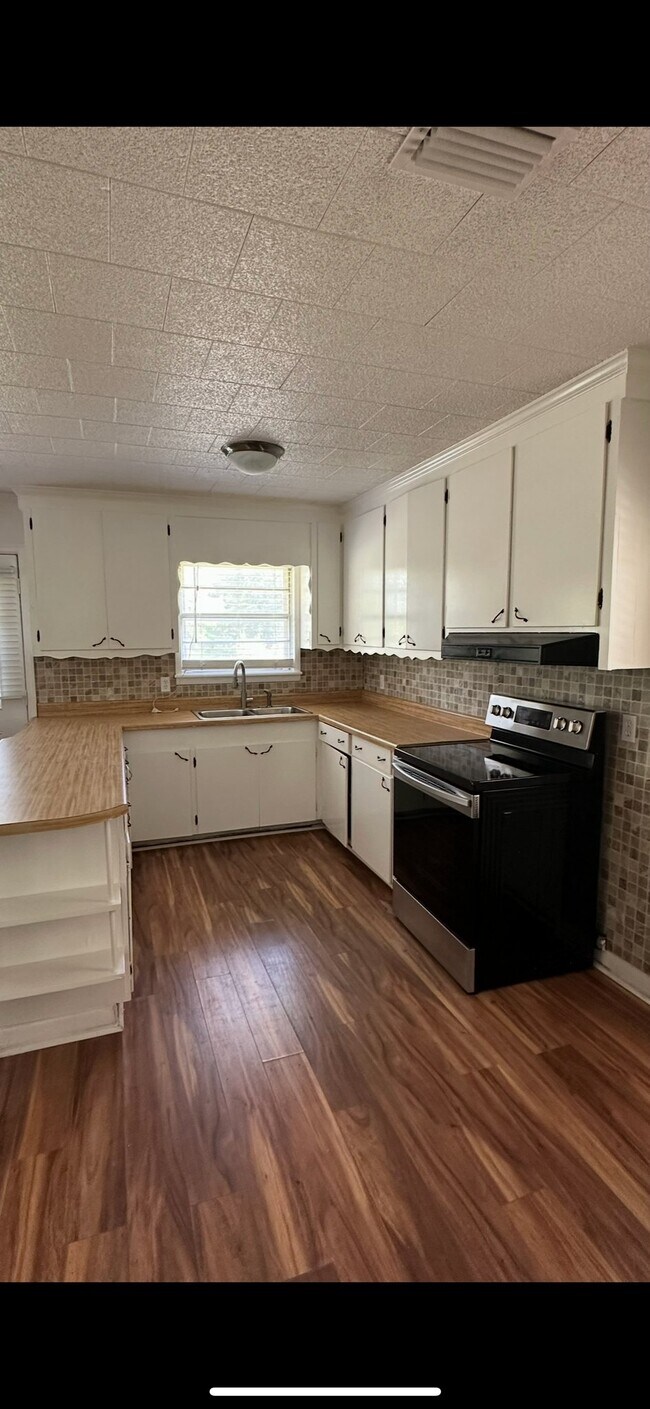 854 River Crest Rd