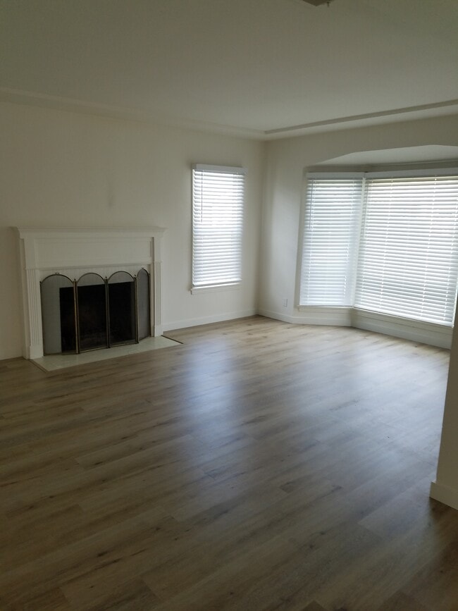 Photo - 8339 Kenyon Ave