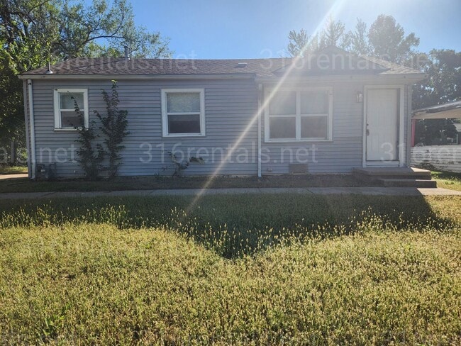Building Photo - $1050 - 4 bedroom / 1 and a half bathroom ... Rental