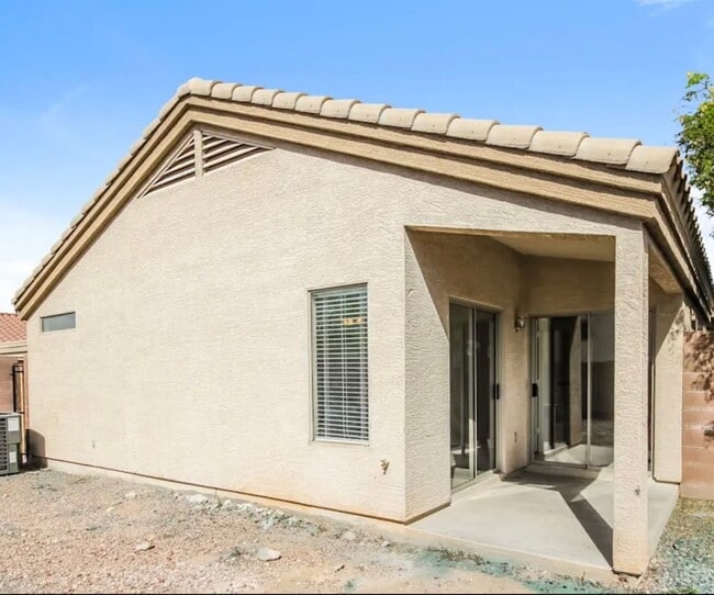 Building Photo - 16805 E Maplewood Dr