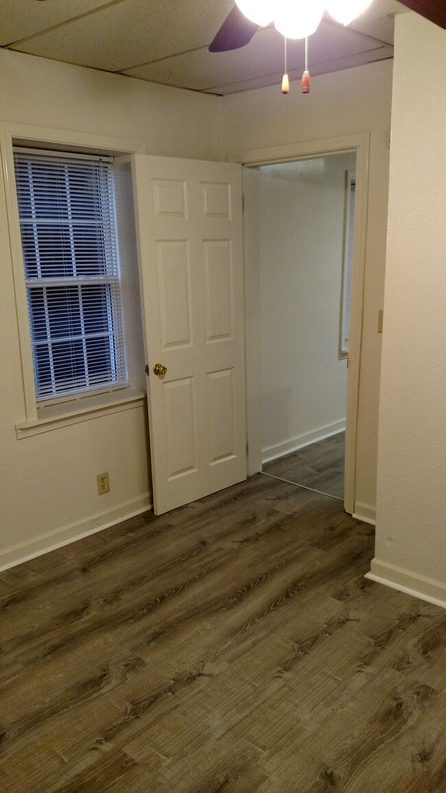 Photo - 121 College St