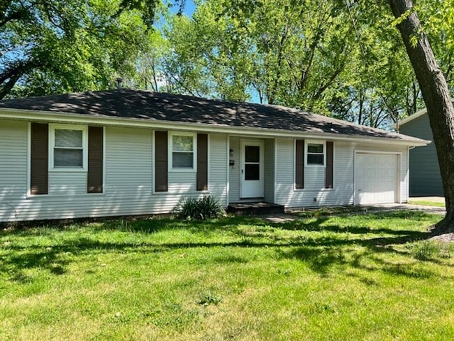 Building Photo - Updated 3 bedroom home near Bass Pro
