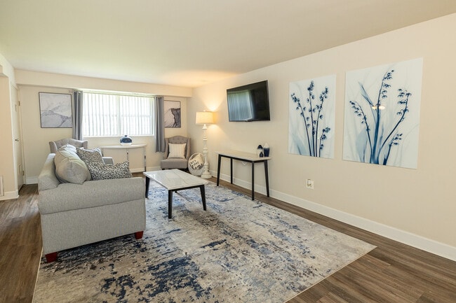 Living Room - Deer Park Apartments