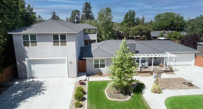 Building Photo - SE Visalia Spacious home coming soon!