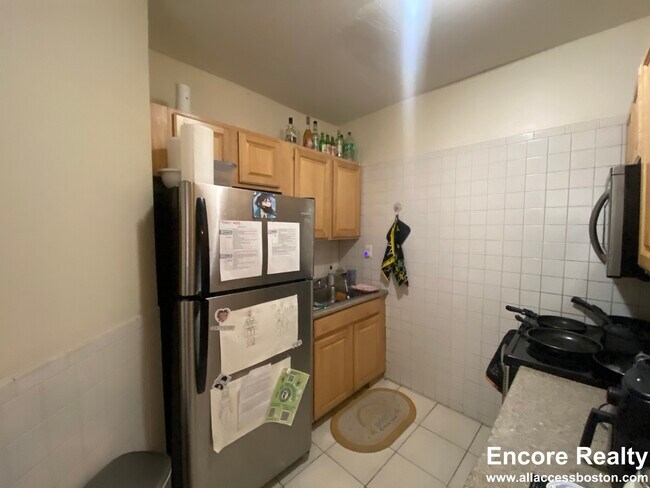 Photo - 255 Kelton St