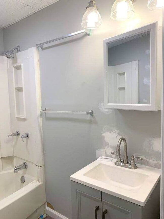 Photo - Amazing Fully Renovated 5 Bedroom (or 6)/ Two Bathroom House with Central Air and Back Yard - Clo...