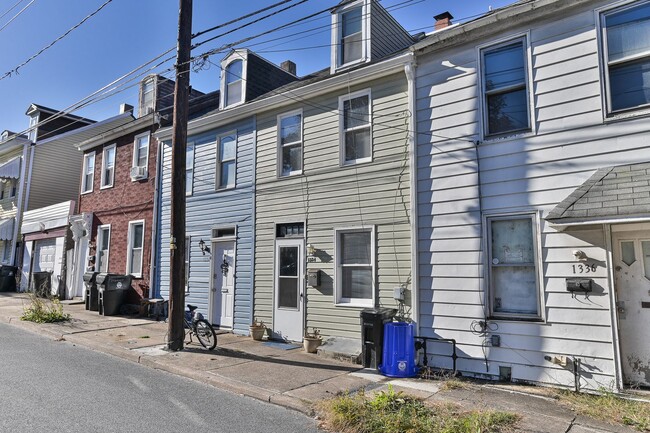 Building Photo - Adorable 2 Bedroom Single Family on Penn St