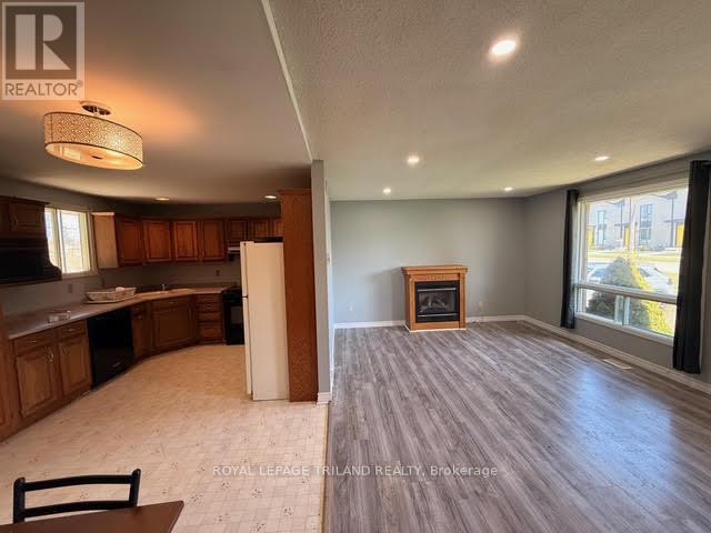 Photo - 165 Railway Ave