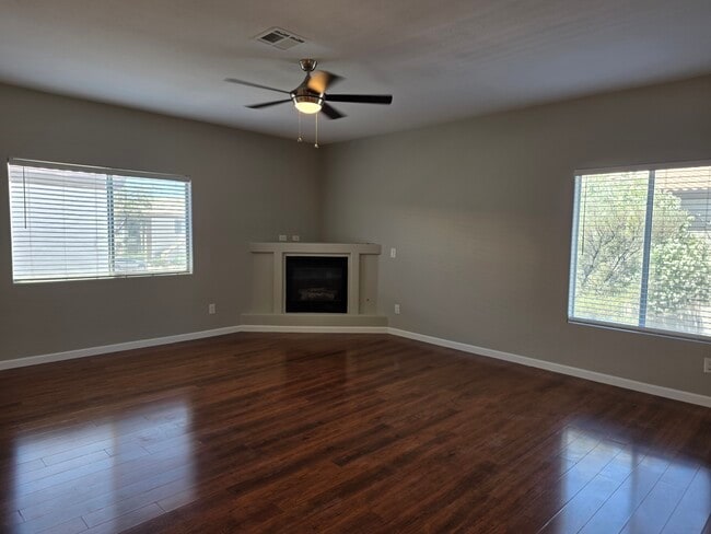 Building Photo - 5116 Jordan Frey St Unit 203