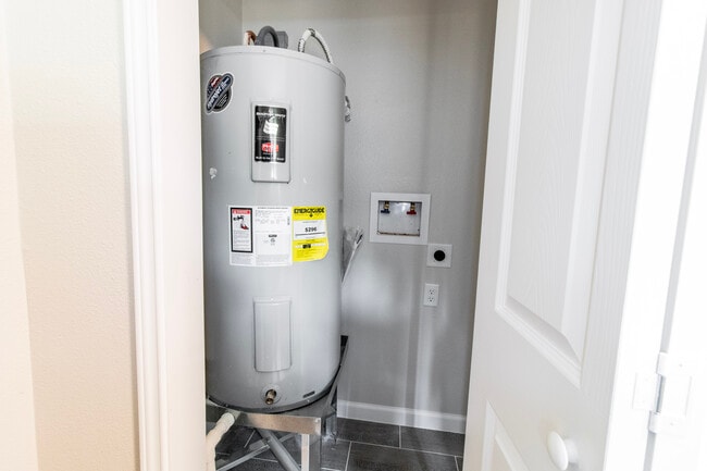 Laundry Room - 1011 1/2 North Roberson St