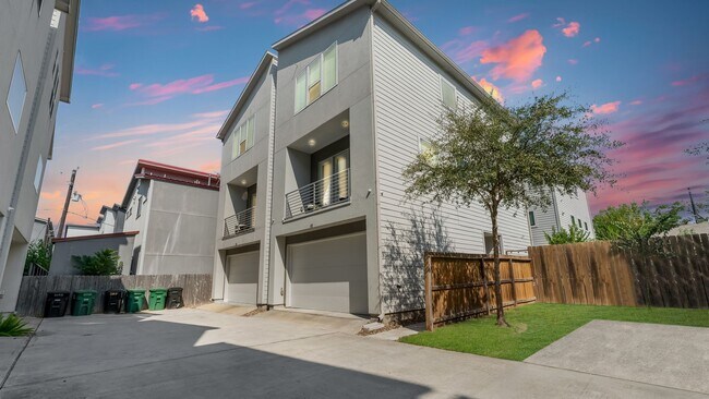 Building Photo - 607 Bayou St
