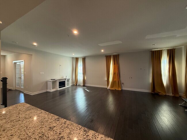 Photo - 440 Tree of Heaven Way