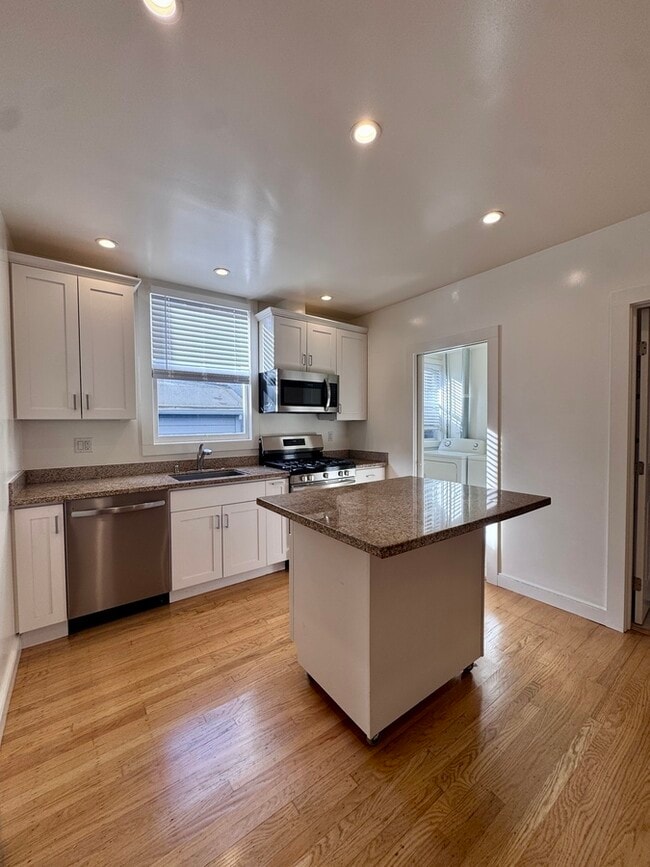 Building Photo - 184 Pixley St