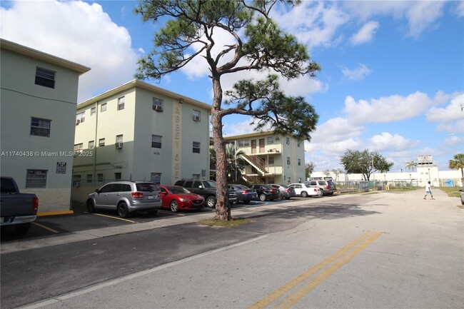 Photo - 14100 NW 24th Ct Apartamento Unidad 205