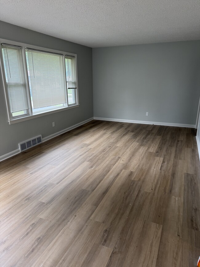 Photo - 5010 N Elmwood Ave