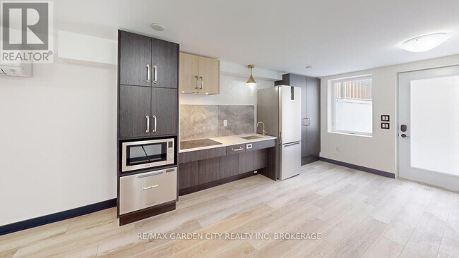 Photo - 729 Queensdale Ave E