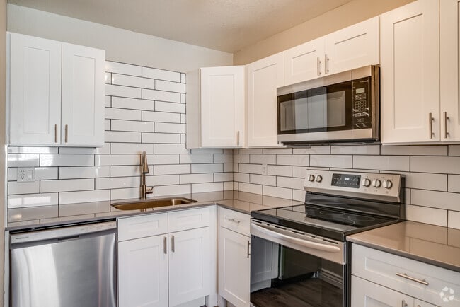 2 BR, 1 BA - 766SF