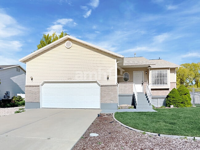 Building Photo - 5069 S Vista Dr