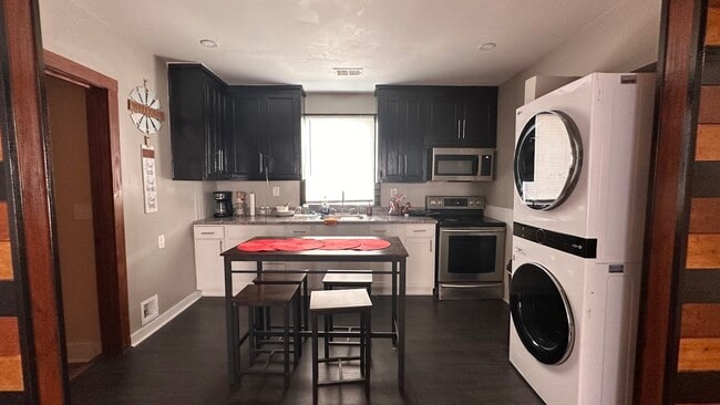 Building Photo - 111 Drake St Rental