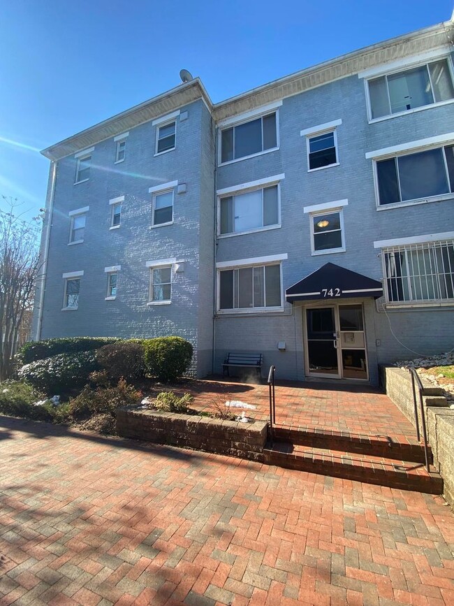 Cozy 2 BR/1 BA Apartment in Congress Heights! - Cozy 2 BR/1 BA Apartment in Congress Heights!