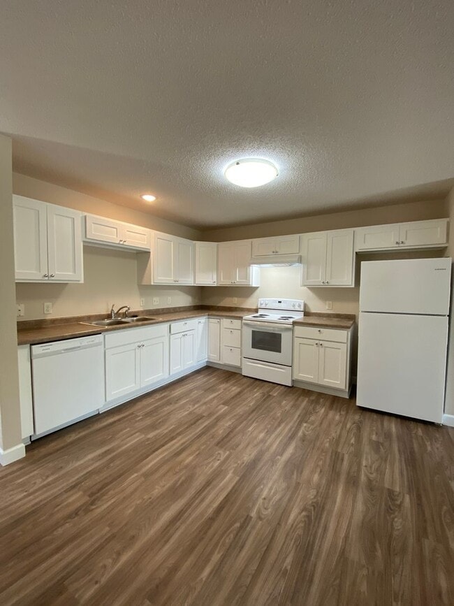 Building Photo - Updated 2 Bedroom Town Home