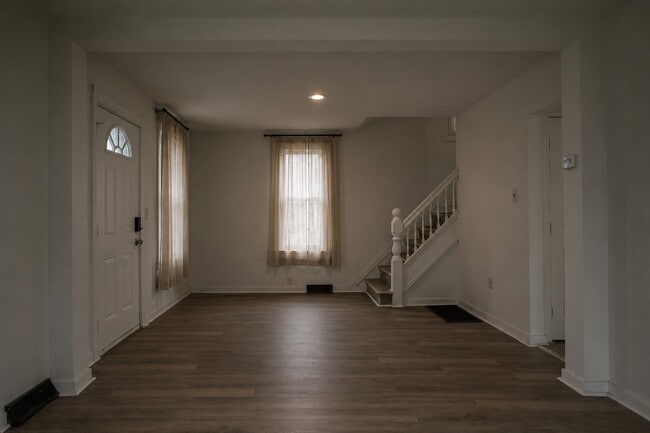 Building Photo - 244 Robinson St