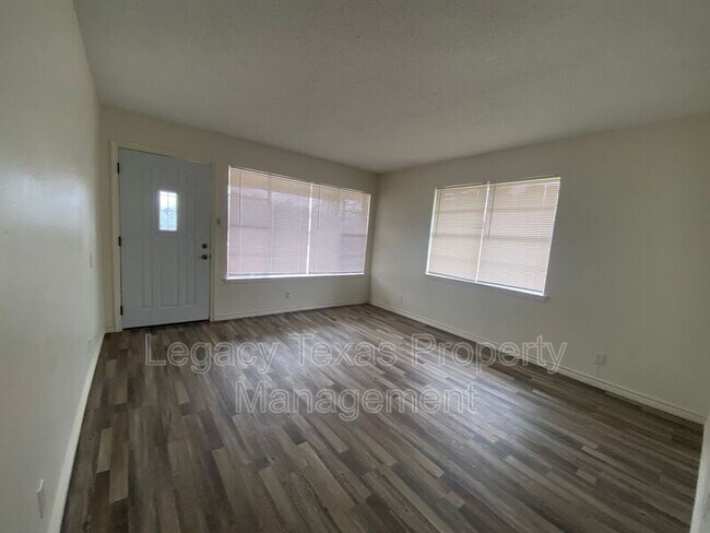 Photo - 108 Pine St