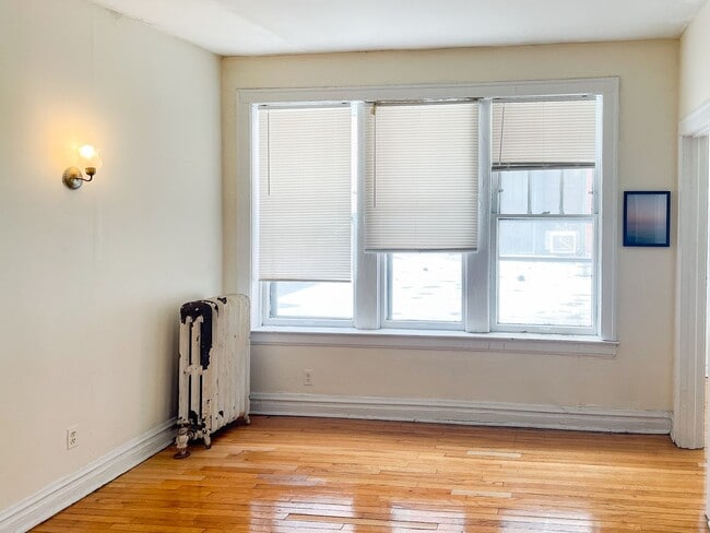 Building Photo - 435 W Surf St Unit 1H