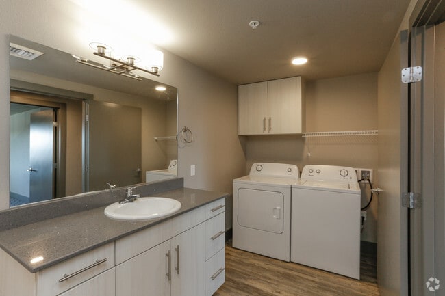 1BR, 1BA - 800 SF