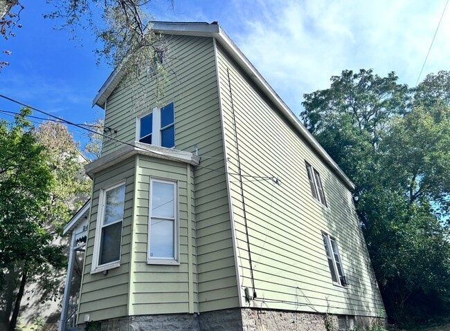Building Photo - 243 Fosdick St Unit Apartment 2