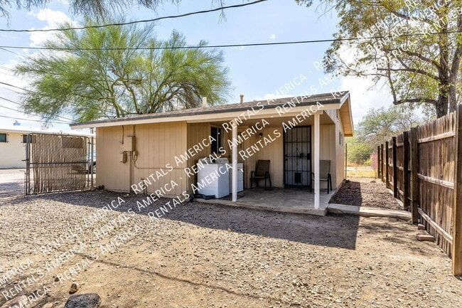 Photo - 1830 E 8th St