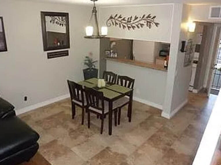 Photo - 512 W Main St Unidad Apartment