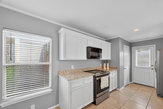 Building Photo - 6915 Woodridge Row Dr Rental