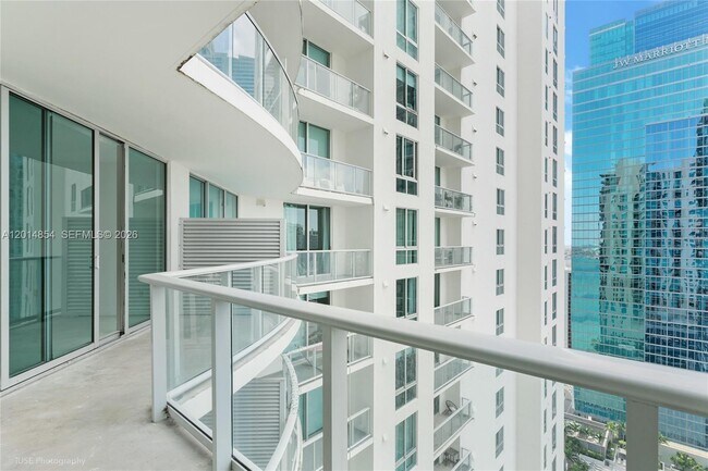 Building Photo - 300 S Biscayne Blvd Unit T-2807