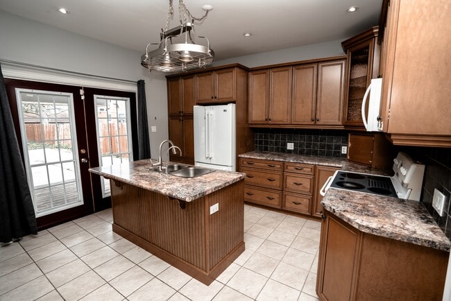 Building Photo - 152 Ross St