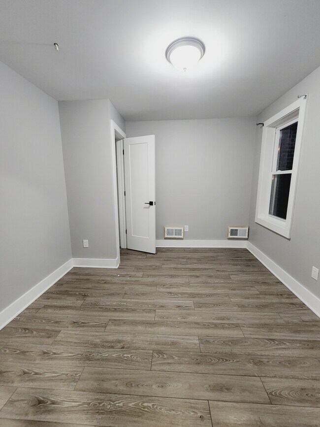 Unit 1R - 26 Yale Ave Unidad 4