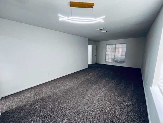 Building Photo - 2206 Laurel Oak Dr