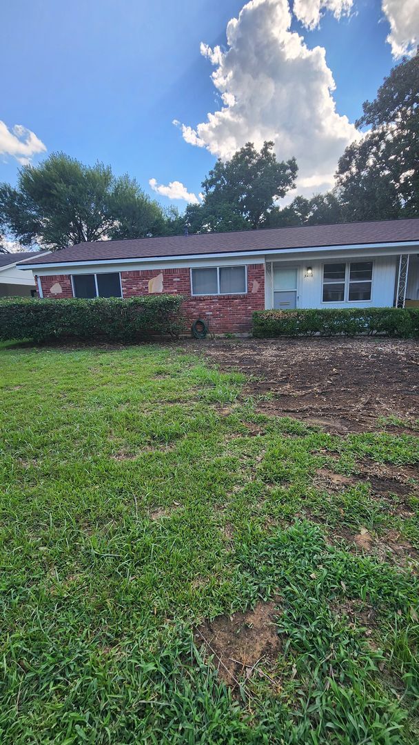 Building Photo - Refurbished - 3 bdrm 1 bath