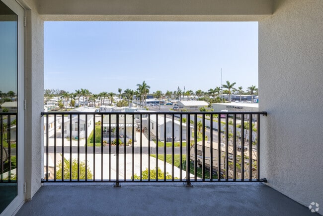 2 BR, 2 BA - 958SF