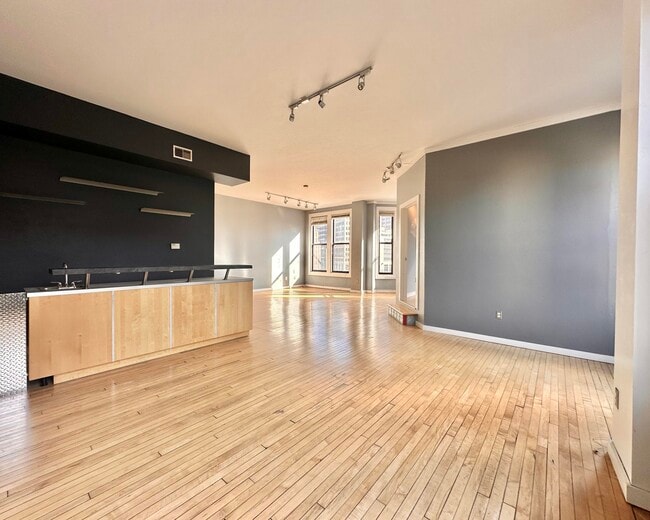 Photo - 108 W Wells St