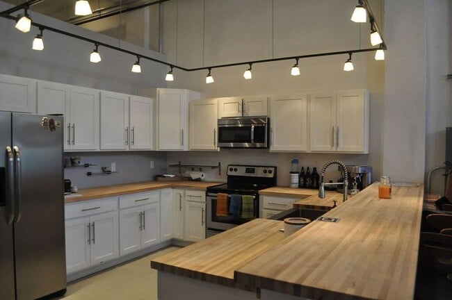 Photo - 120 W Marshall St Unidad Apartment 2