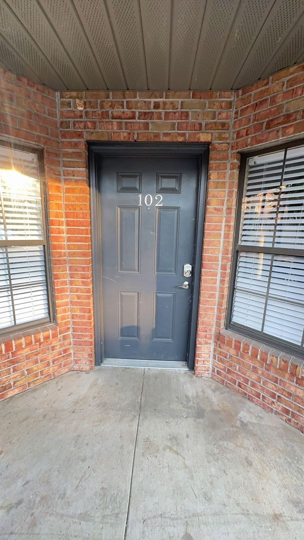 Photo - FALL 2026: $3,150/month for a great location w/ TWO assigned parking spaces! Move in as early as ... Unidad 102