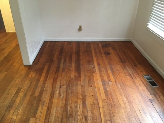 Photo - Adorable 3bdrm 1 bath bungalow in central midtown location, "Circle Beautiful" subdivision.