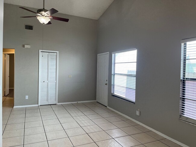 Photo - 2451 E Illiana St