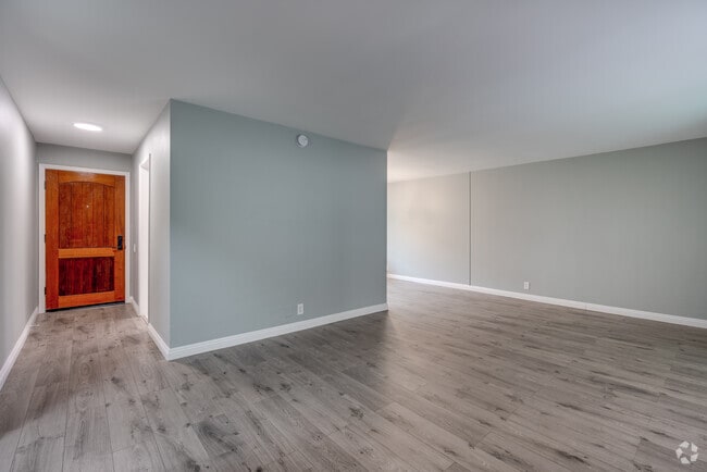 2BR, 2BA - 1,100SF