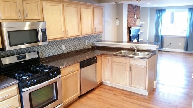 Building Photo - Charming 3 Bedroom Reno In South Side. Ope...