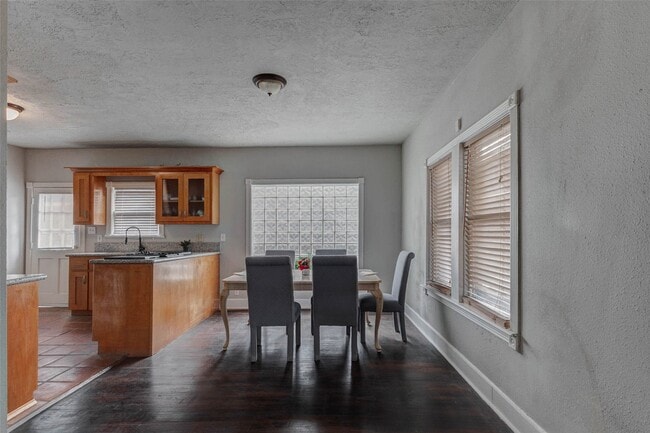 Photo - 2410 Cleburne St