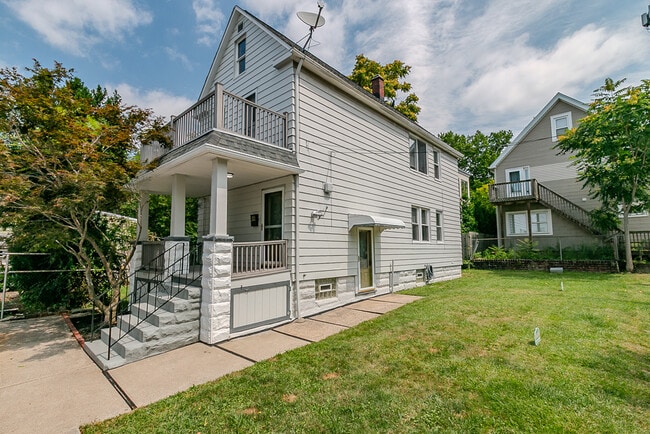 Building Photo - 1935 E 123rd St Unit 1935 Rear Rental