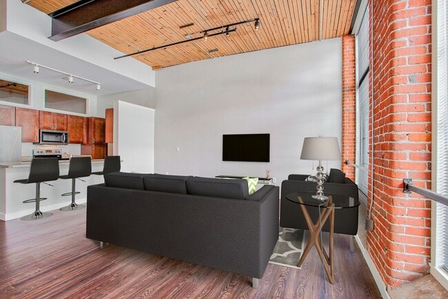 Sala de estar con techos altos