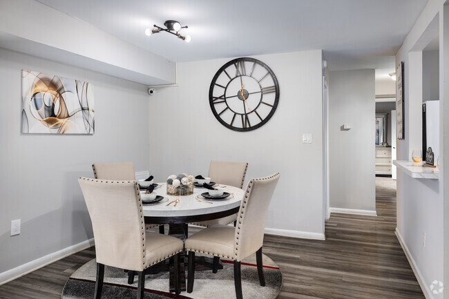 2BR, 2BA - 1,004SF - Dining